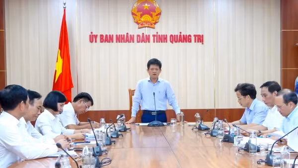 Phó Chủ tịch Ủy ban nhân dân tỉnh Quảng Trị Lê Văn Bảo chủ trì cuộc họp bàn về phương án bố trí lực lượng thú y cấp xã (Ảnh: NH)