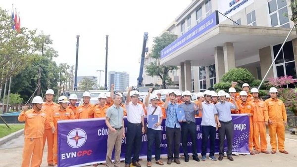 Cán bộ, công nhân Công ty Điện lực tỉnh Quảng Trị lên đường hỗ trợ Điện lực Gia Lai khắc phục sự cố lưới điện sau bão số 13.