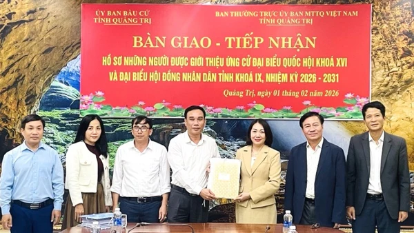 Đại diện Ủy ban Bầu cử tỉnh bàn giao hồ sơ người được giới thiệu ứng cử đại biểu Quốc hội khóa XVI và đại biểu Hội đồng nhân dân tỉnh Quảng Trị khóa IX, nhiệm kỳ 2026-2031 cho Ủy ban Mặt trận tỉnh. (Ảnh: ĐA)