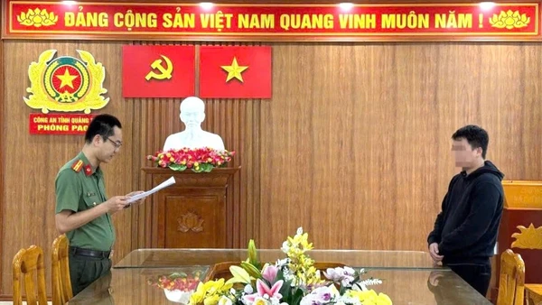 Đại diện Phòng An ninh chính trị nội bộ Công an tỉnh công bố quyết định xử phạt hành chính đối tượng vi phạm (Ảnh: CAQT)