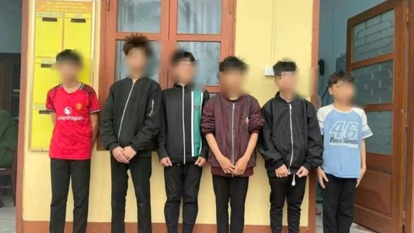 Nhóm thiếu niên có hành động ném đá vào xe ô-tô bị cơ quan công an triệu tập làm việc