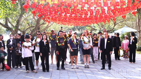 Du khách trong và ngoài nước hào hứng với hành trình khám phá hang động Phong Nha-Kẻ Bàng đầu năm.