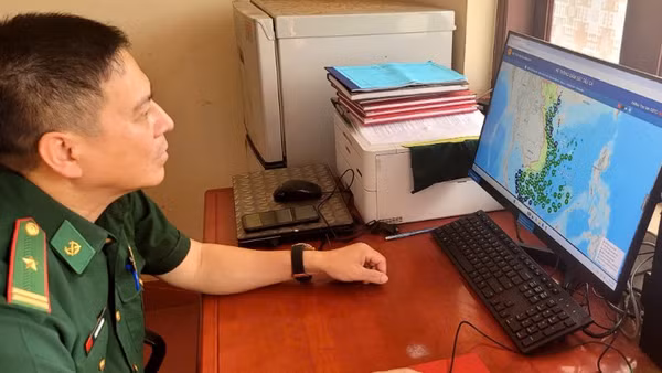 Cán bộ Đồn Biên phòng Lý Hòa tìm kiếm tàu bị nạn qua hệ thống quản lý tàu cá điện tử.