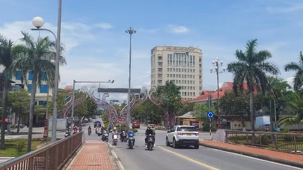 Theo Trưởng Phòng Cảnh sát giao thông Công an tỉnh Quảng Trị, camera "phạt nguội" đầu cầu Nhật Lệ 1, phường Đồng Hới sẽ được xem xét chuyển công năng hoặc vạch kẻ đường đoạn này được thay đổi để phù hợp với tình hình giao thông thực tế hiện nay.
