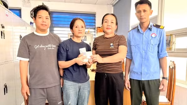 Chị Huế (người đứng thứ 2 từ phải sang) trao trả tài sản cho người đánh rơi.