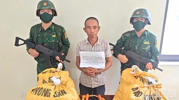 Đối tượng Nguyễn Duy Khánh và số lượng lớn vật liệu nổ bị Bộ đội Biên phòng Quảng Trị bắt giữ. (Ảnh: Hoài Nam) 