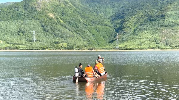 Lực lượng chức năng tìm kiếm 2 nạn nhân xấu số trong lòng hồ Sông Thai.