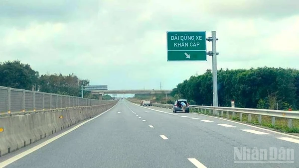 Do chưa có trạm dừng nghỉ nên lái xe đều dừng nghỉ tạm trên dải dừng xe khẩn cấp của cao tốc bắc-nam đoạn qua Quảng Trị.
