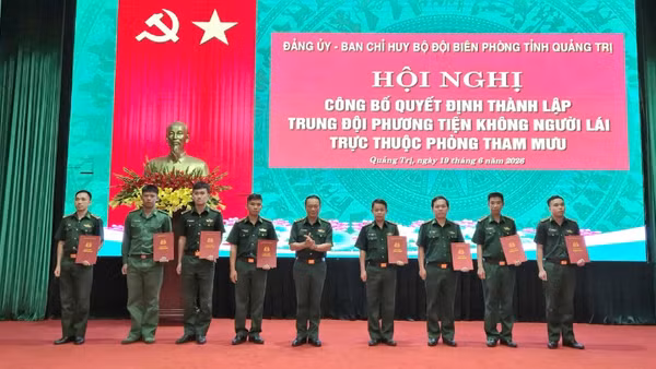 Đại tá Trịnh Thanh Bình, Chỉ huy trưởng Bộ đội Biên phòng tỉnh Quảng Trị trao quyết định điều động, bổ nhiệm chức vụ đối với các chức danh của đơn vị mới theo quy định. 