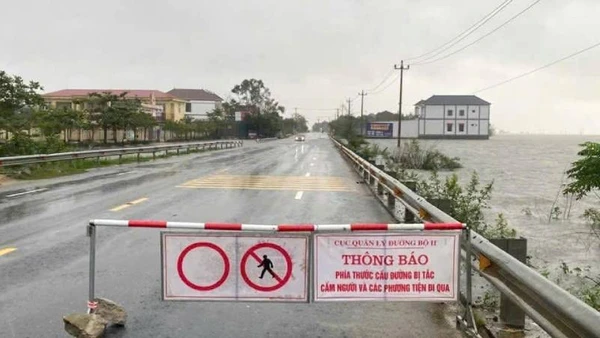 Công an xã Ninh Châu đề nghị người dân không điều khiển phương tiện qua vùng ngập lụt để bảo đảm an toàn.