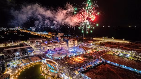 Không khí sôi động, tưng bừng tại phố đi bộ Hoàng Vân, phường Đồng Hới trong dịp lễ 30/4-1/5/2025.