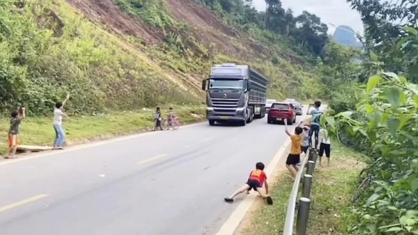 Trên một số tuyến đường ở tỉnh Quảng Trị xuất hiện tình trạng trẻ em đứng sát lề đường hoặc 2 bên đường để vẫy tay, tiềm ẩn nguy cơ tai nạn giao thông. 