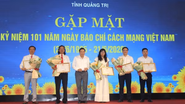 Chủ tịch Ủy ban nhân dân tỉnh Quảng Trị Lê Hồng Vinh trao Bằng khen cho các tập thể và cá nhân có thành tích xuất sắc.