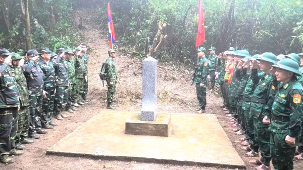 Đại diện chính quyền và lực lượng vũ trang 2 tỉnh Quảng Trị và Khammouane thực hiện nghi thức chào cột mốc biên giới.