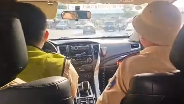 Đội Cảnh sát giao thông đường bộ số 2, Phòng Cảnh sát giao thông Công an Quảng Trị hỗ trợ dẫn đường cho xe chở bệnh nhân đi cấp cứu. (Ảnh cắt từ clip)
