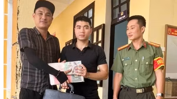 Chiếc cặp cùng tài sản là 350 triệu đồng được trao lại cho chủ nhân, trước sự chứng kiến của đại diện Công an xã Trường Phú.