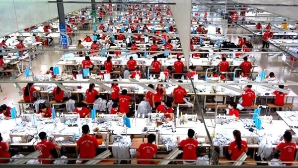 Công nhân may công nghiệp ở phía bắc tỉnh Quảng Trị. (Ảnh minh họa)