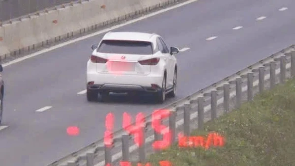 Xe ô-tô chạy với vận tốc 145km/giờ bị lực lượng Cảnh sát giao thông phát hiện và xử lý. 