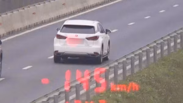 Xe ô-tô chạy với vận tốc 145km/giờ bị lực lượng Cảnh sát giao thông phát hiện và xử lý. 