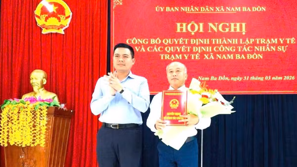 Lãnh đạo xã Nam Ba Đồn, tỉnh Quảng Trị trao quyết định bổ nhiệm Giám đốc Trạm y tế xã. 