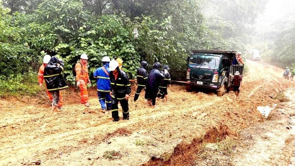 Cán bộ, công nhân Công ty Điện lực Quảng Trị vượt khó khăn về địa hình, thời tiết để kéo điện vào các bản vùng "lõm" ở xã Trường Sơn.