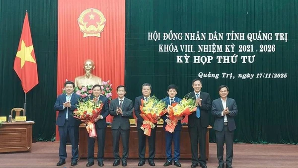  Thường trực Tỉnh ủy Quảng Trị tặng hoa chúc mừng các đồng chí nhận nhiệm vụ mới