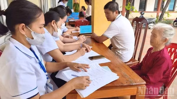 Nhân viên Trạm Y tế xã Tuyên Phú, tỉnh Quảng Trị tiếp nhận, lập hồ sơ khám sức khỏe định kỳ cho người dân.