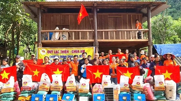 Bà con ở bản Dốc Mây, xã Trường Sơn nhận quà trong dịp Tết Nguyên đán 2026 vừa qua.