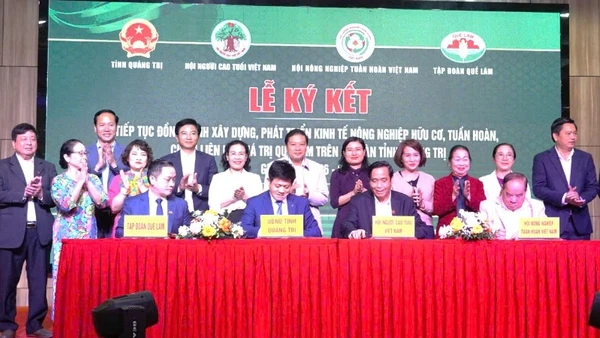 Lãnh đạo tỉnh Quảng Trị và các đơn vị liên quan ký kết hợp tác giai đoạn 2026-2030 phát triển nông nghiệp hữu cơ, tuần hoàn