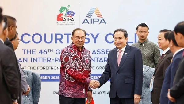 Chủ tịch Quốc hội Trần Thanh Mẫn hội kiến Thủ tướng Malaysia Anwar Ibrahim. (Ảnh: DOÃN TẤN – TTXVN)