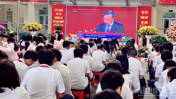 Trường trung học cơ sở Hoàng Hoa Thám, phường Ngọc Hà long trọng tổ chức lễ khai giảng năm học 2025-2026. 