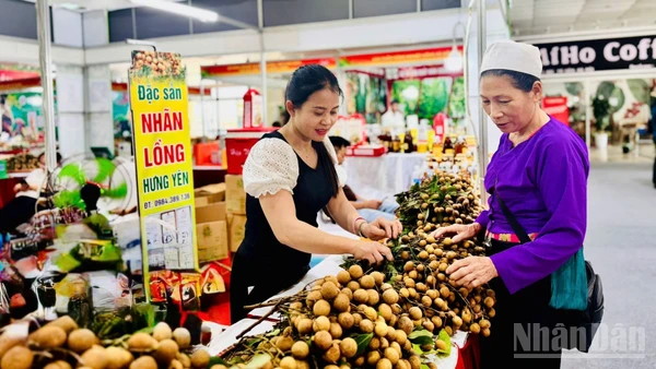 Phiên chợ diễn ra tại Trung tâm Xúc tiến thương mại nông nghiệp Việt Nam ở 489 Hoàng Quốc Việt, phường Nghĩa Đô (Hà Nội).