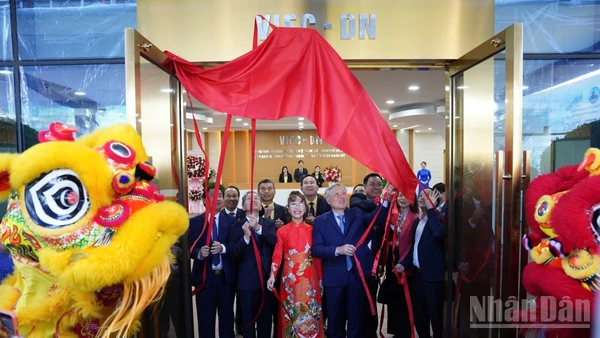 Phó Thủ tướng Thường trực Nguyễn Hòa Bình và các đại biểu thực hiện nghi thức đưa vào vận hành Cổng Thông tin điện tử VIFC-DN ngày 9/1/2026.