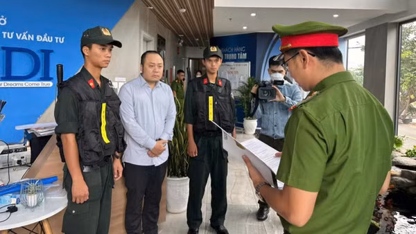 Bị cáo Nguyễn Quang Hoàng tại thời điểm bị bắt ngày 8/11/2024. (Ảnh: Công an cung cấp)