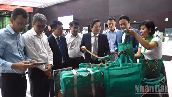 Các đại biểu tham quan gian hàng trưng bày sản phẩm chuyển đổi xanh, bên lề hội thảo. (Ảnh: ANH ĐÀO)