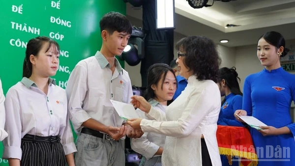 Tiến sĩ Nguyễn Thị Anh Đào, Hiệu trưởng Trường đại học Đông Á Đà Nẵng trao tặng vé xe về Tết cho sinh viên khó khăn khu vực miền trung-Tây Nguyên. (Ảnh: ANH ĐÀO)