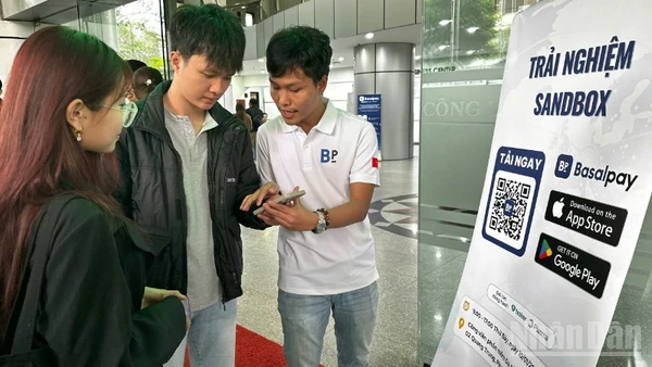 Sinh viên Đà Nẵng trải nghiệm tài sản số trong khuôn khổ hội thảo. (Ảnh: ANH ĐÀO)