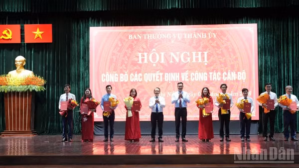 Ban Thường vụ Thành ủy Đà Nẵng công bố các quyết định điều động, bổ nhiệm cán bộ. (Ảnh: ANH ĐÀO)