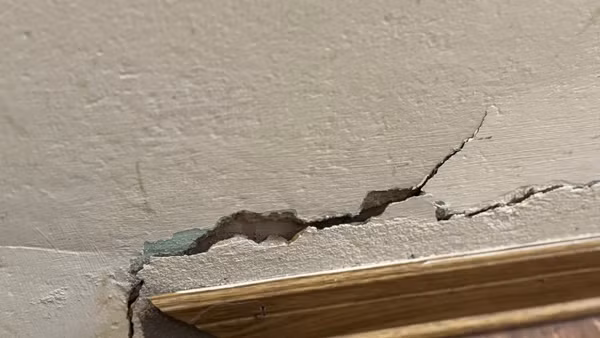 Nhiều vết nứt xuất hiện khiến người dân lo lắng