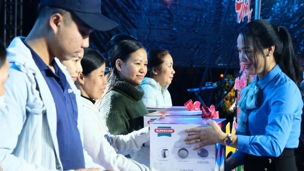 Liên đoàn lao động thành phố Đà Nẵng chăm lo đời sống cho người lao động dịp cuối năm.