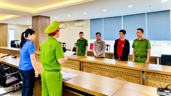 Cơ quan Cảnh sát điều tra (Phòng Cảnh sát kinh tế) Công an thành phố Đà Nẵng tống đạt các quyết định khởi tố vụ án, khởi tố bị can. (Ảnh: Công an cung cấp)