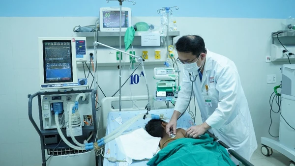 Bác sĩ thăm khám cho các bệnh nhi trong thời gian điều trị bằng thuốc đặc trị.