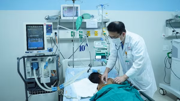 Bác sĩ thăm khám cho các bệnh nhi trong thời gian điều trị bằng thuốc đặc trị.