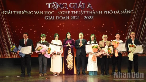Ông Nguyễn Đình Vĩnh, Phó Bí thư Thường trực Thành ủy Đà Nẵng và bà Nguyễn Thị Anh Thi, Phó Chủ tịch Ủy ban nhân dân thành phố Đà Nẵng trao giải A cho các tác giả. (Ảnh: ANH ĐÀO)