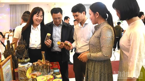 Các đại biểu tham quan gian hàng quà lưu niệm du lịch đặc trưng tại sự kiện ra mắt hệ sinh thái Mini App 5Sao của Công ty Cổ phần Công Nghệ FiveSS, Đà Nẵng.