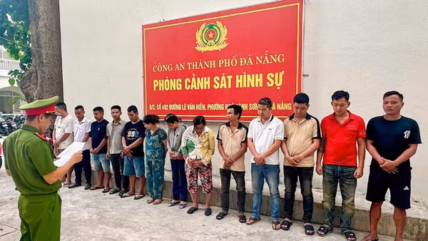 Công an triệu tập các đối tượng liên quan trong đường dây cá độ bóng đá. (Ảnh: Công an cung cấp)