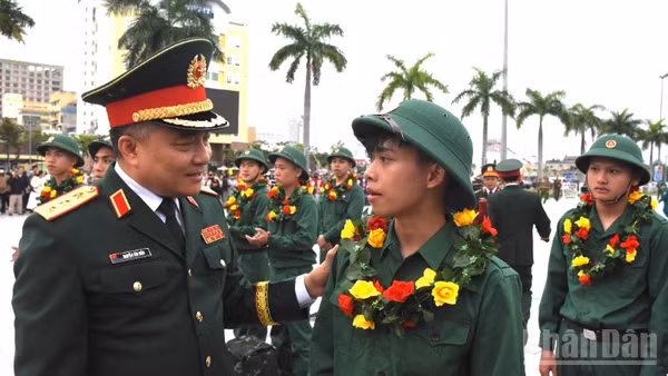 Thượng tướng Nguyễn Văn Hiền, Thứ trưởng Quốc phòng động viên các tân binh trước giờ lên đường nhập ngũ. (Ảnh: ANH ĐÀO)