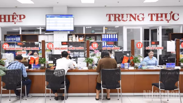 Người dân đến làm thủ tục hành chính tại Trung tâm Phục vụ hành chính công thành phố Đà Nẵng chiều 28/5. (Ảnh: ANH ĐÀO)
