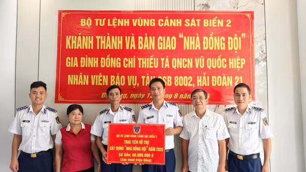 Bộ Tư lệnh Vùng Cảnh sát biển 2 khánh thành và bàn giao “Nhà đồng đội” cho Thiếu tá Quân nhân chuyên nghiệp Vũ Quốc Hiệp. (Ảnh: HẢI ĐĂNG)