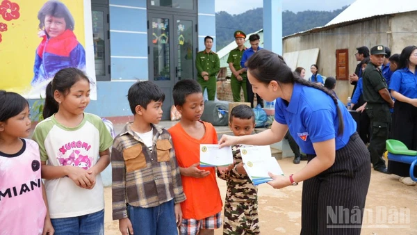 Đoàn Trường đại học Sư phạm - Đại học Đà Nẵng trao kinh phí hỗ trợ cho học sinh có hoàn cảnh khó khăn trên địa bàn. (Ảnh: GIA HÂN)
